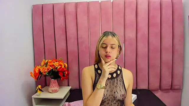 Isabella Foxx  online show from October 27, 12:44 pm