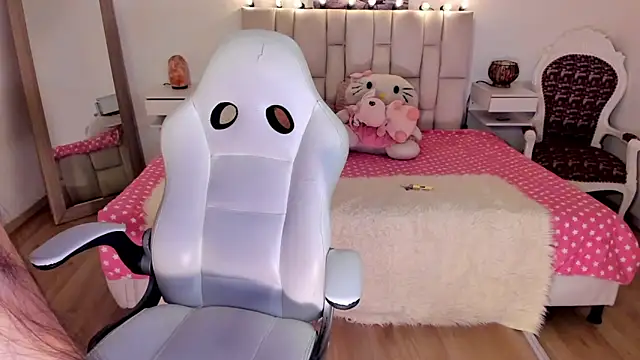 zoe turnner 18 online show from September 26, 1:20 pm