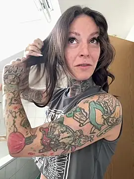 BrownieyQueen online show from July 12, 8:15 am