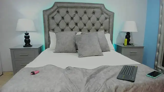 MadissonBacker online show from September 23, 11:30 am