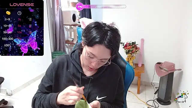 TRIXIE TANG28 online show from February 24, 7:01 pm