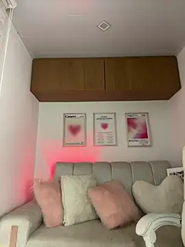 maddy bronw  online show from April 21, 2:51 am