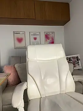 maddy bronw  online show from March 24, 10:37 pm