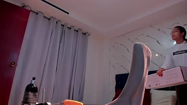 evelyn wine online show from October 8, 7:40 pm