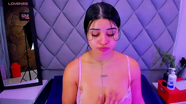 venusowen  online show from November 5, 2:00 pm