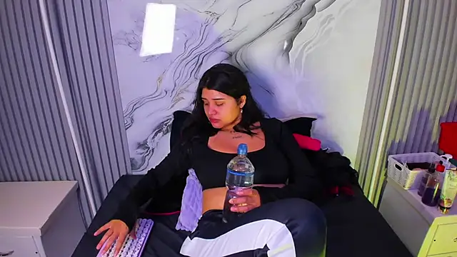 venusowen  online show from April 4, 2:05 pm