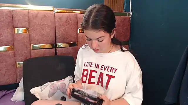 lilimini032 online show from April 14, 7:58 pm