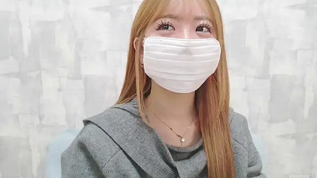 LOVE MOMO LOVE online show from March 21, 11:15 am