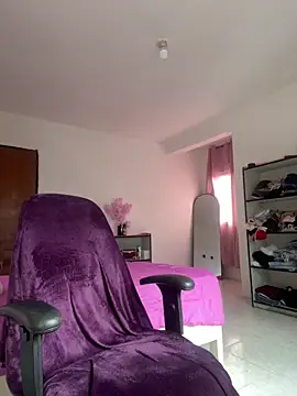 -Naomyy- online show from October 8, 6:23 pm