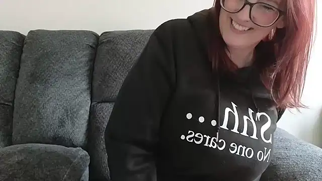 TheBustyHouseWife online show from December 4, 5:46 pm