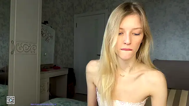 Evvie Summn1 online show from October 17, 7:33 am