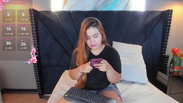 MAHIASMITH13 online show from September 22, 1:09 pm