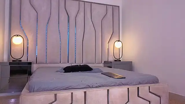 MAISE HILL1 online show from March 15, 2:41 pm