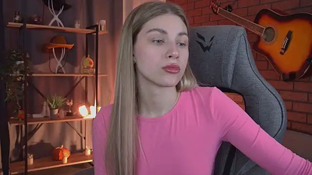 EllieCutes online show from April 11, 10:08 am