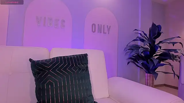 StacyWoods online show from April 11, 11:36 am