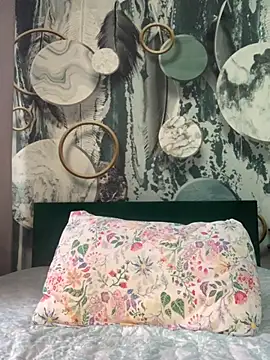 Laura Millf online show from February 28, 2:05 pm