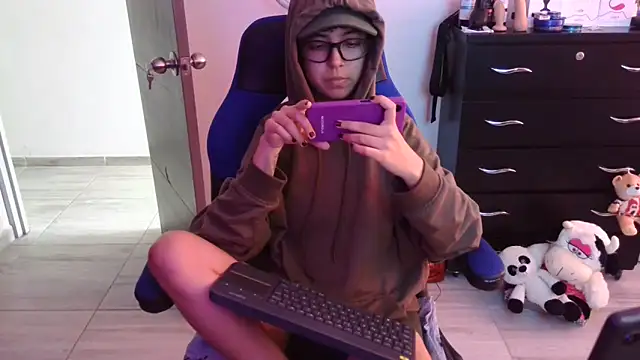 thomascooper7 online show from December 5, 7:04 pm