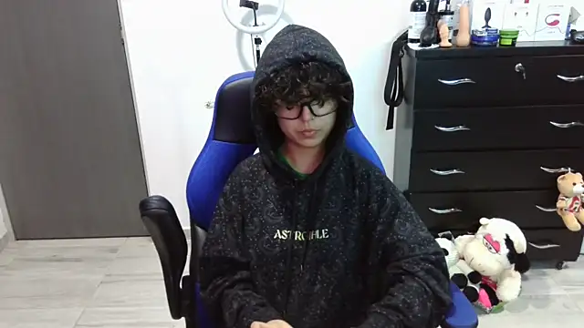 thomascooper7 online show from October 18, 2:47 am