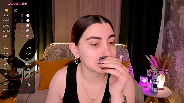 hannacheekss  online show from November 20, 2:23 am