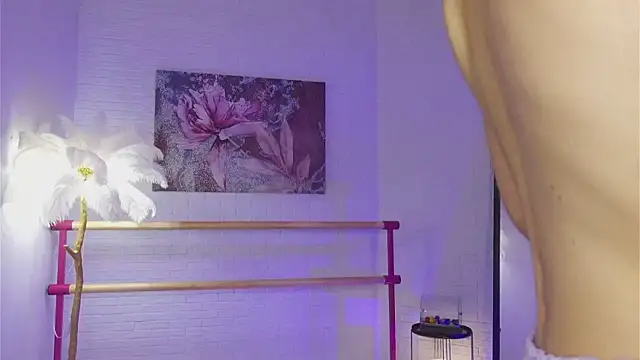 lylylovesyou online show from December 2, 7:10 am