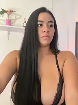 kristynmassey online show from April 17, 10:01 pm