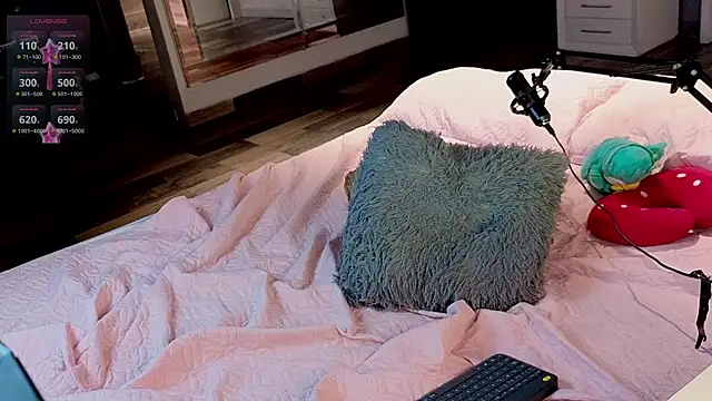 greyslopez online show from March 21, 1:43 am