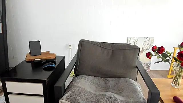 MendiPetite online show from November 5, 10:20 am