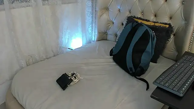 AlexaFoxy18 online show from September 19, 7:07 am