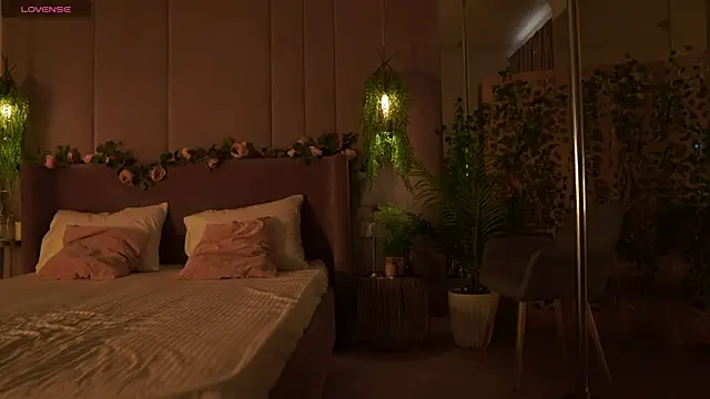 Smiley Mia online show from September 23, 5:05 am