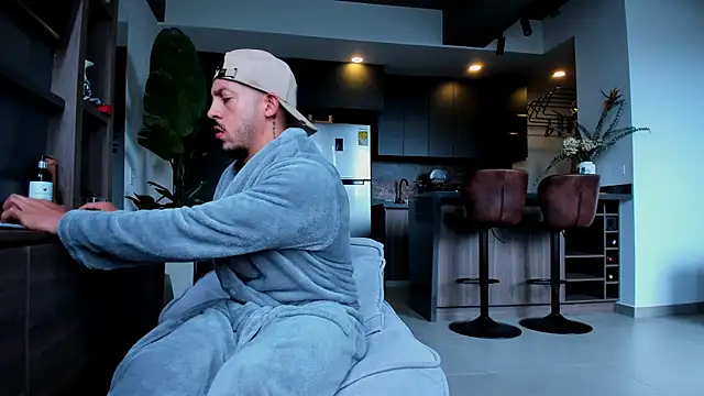 Maximo Marcelo online show from April 3, 1:42 pm