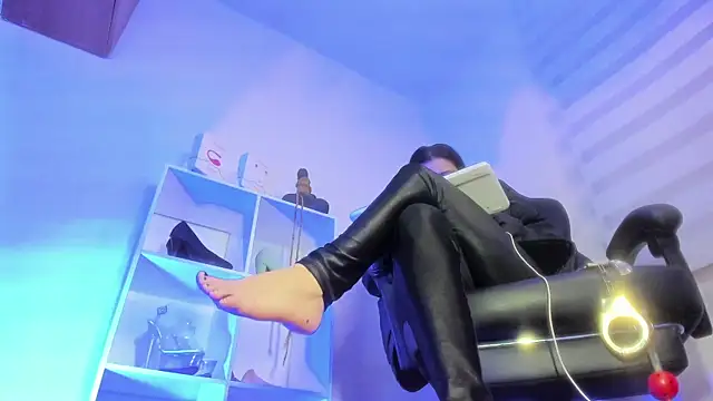 charlotte joliedart online show from October 24, 1:01 am