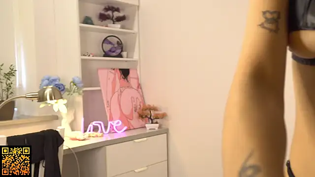 norakisses online show from September 26, 8:45 am