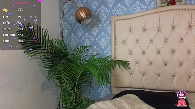 evafoxs online show from September 16, 9:45 pm