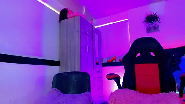 Hellen moons   online show from November 13, 7:24 pm