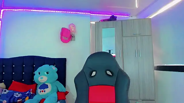 Hellen moons   online show from October 20, 4:10 pm