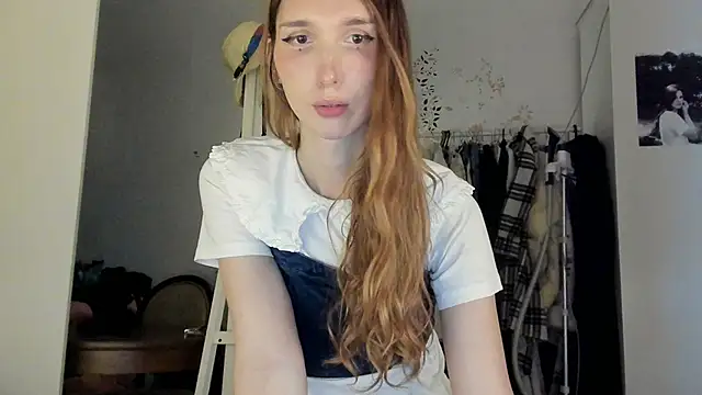 LisaIcon online show from June 15, 8:42 pm