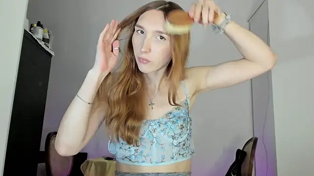 LisaIcon online show from October 4, 9:30 pm