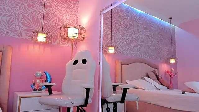 EmilyCollinss1 online show from September 27, 8:43 am