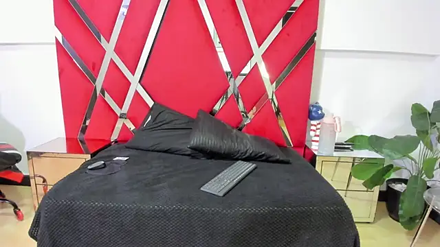 Milanxht online show from October 11, 8:55 pm