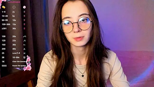 EvaBradley online show from October 18, 6:31 pm