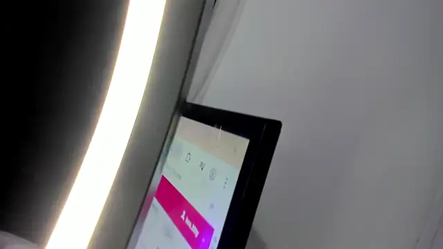 issa kitty online show from November 27, 8:01 pm