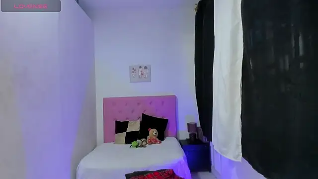 issa kitty online show from September 20, 9:35 pm