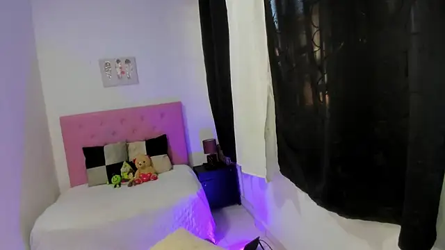 issa kitty online show from September 26, 9:45 pm