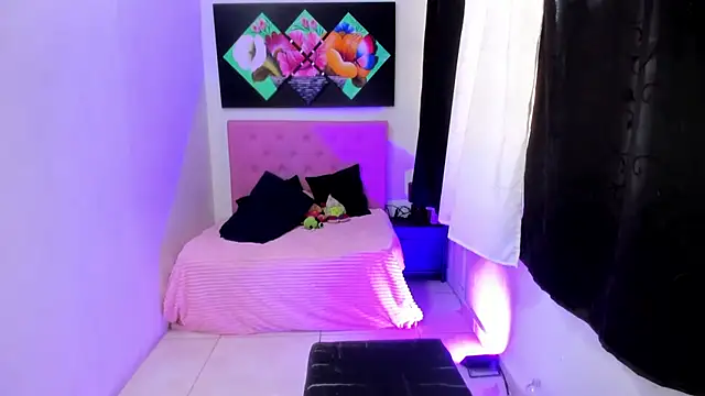 issa kitty online show from November 29, 8:46 pm