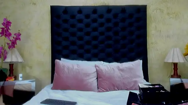 NahomiWhitel online show from February 24, 12:59 pm