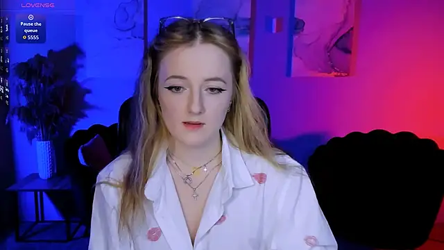 luna berryy online show from April 8, 8:22 pm