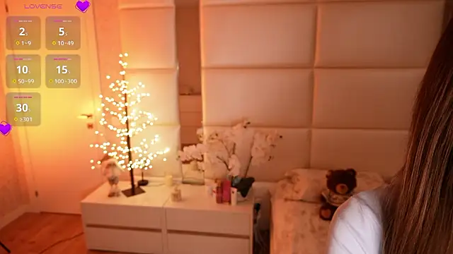 Lilly Colins online show from February 13, 8:10 pm