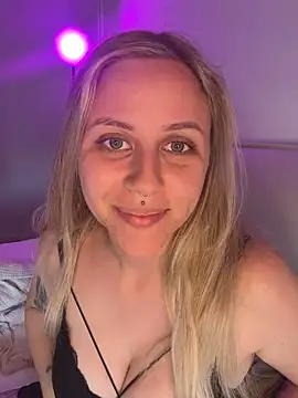 lunawolf21 online show from June 18, 7:43 am