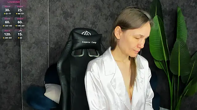 Lillian White online show from December 19, 12:48 am