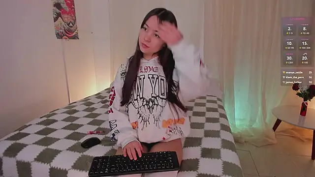 Lia Sweett  online show from February 18, 3:55 pm